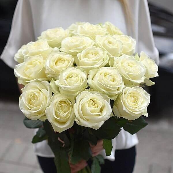 Baltos rožės gėlių puokštės