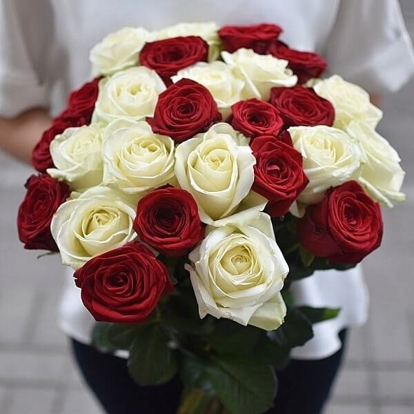 Raudonų ir baltų rožių puokštė