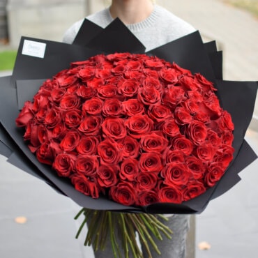Įspūdinga raudonų rožių puokštė gėlės merginai