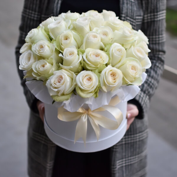 Baltų rožių dėžutė gėlės moterims