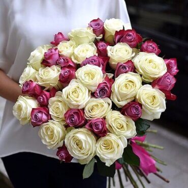 Baltų ir rožinių rožių gėlių puokštė