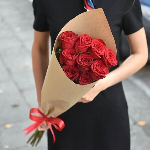 Raudonų rožių vokelis gėlių puokštės