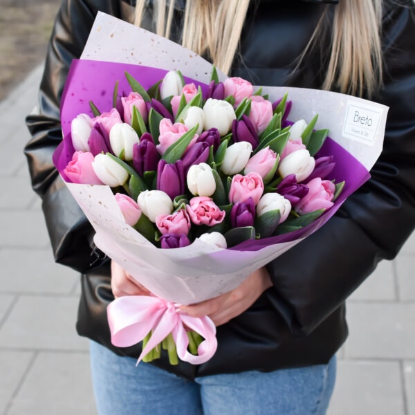 Baltos, violetinės ir rožinės tulpės puokštėje pavasario gėlės