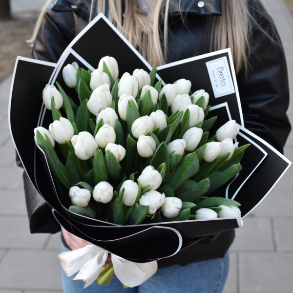 Baltos tulpės puokštėje pavasario gėlės merginai