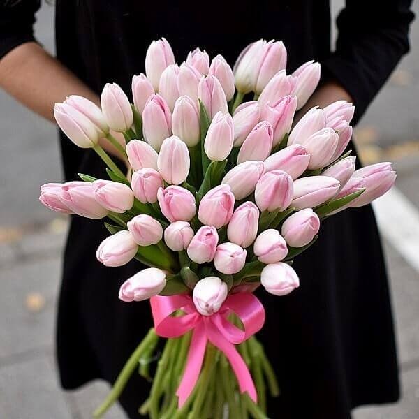 Rožinės tulpės gėlių puokštė