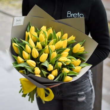 Geltonų tulpių puokštė gėlės kovo 8-ajai