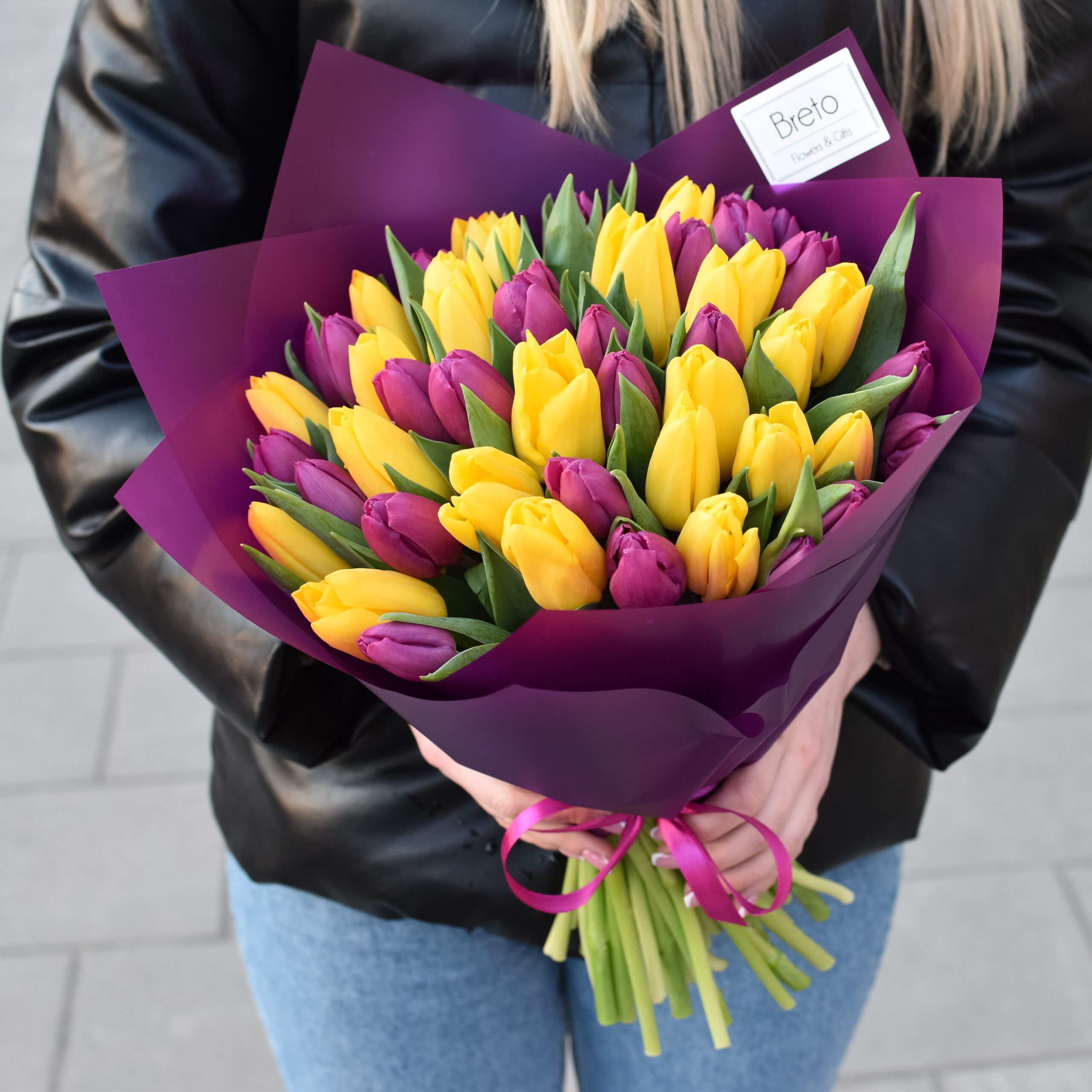 geltonu ir violetiniu tulpiu puokste geles moterims Geltonos ir violetinės tulpės puokštėje merginai