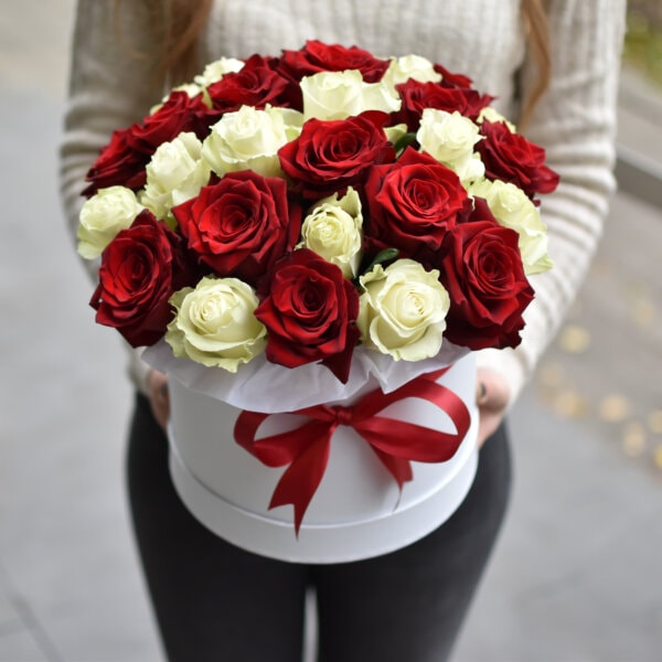 Rožių dėžutė baltų ir raudonų spalvų