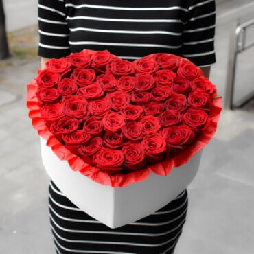 Dovanos merginai raudonų rožių dėžutė