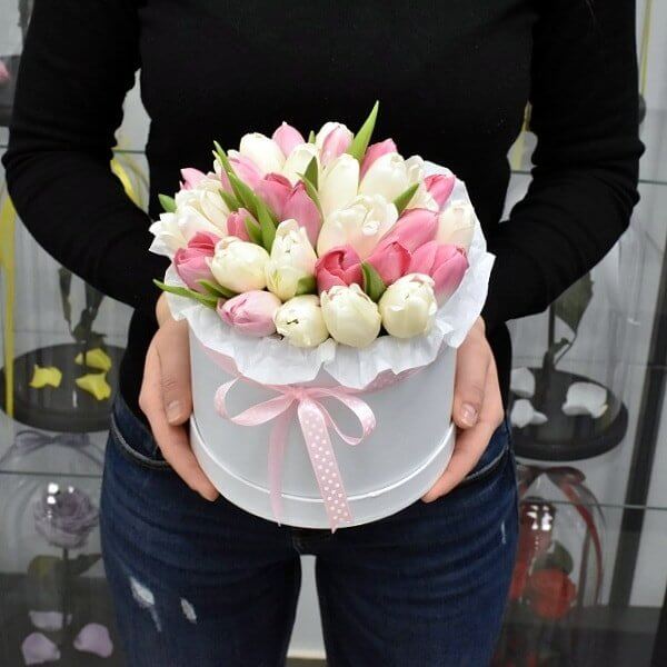 Baltos ir rožinės tulpės dėžutėse
