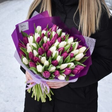 Baltų ir violetinių tulpių puokštė gėlės moterims