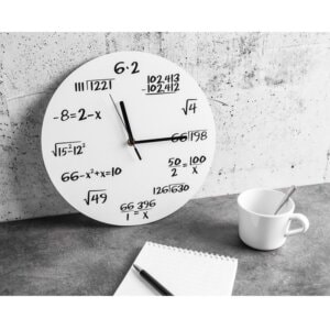 Baltas sieninis laikrodis „Matematika"