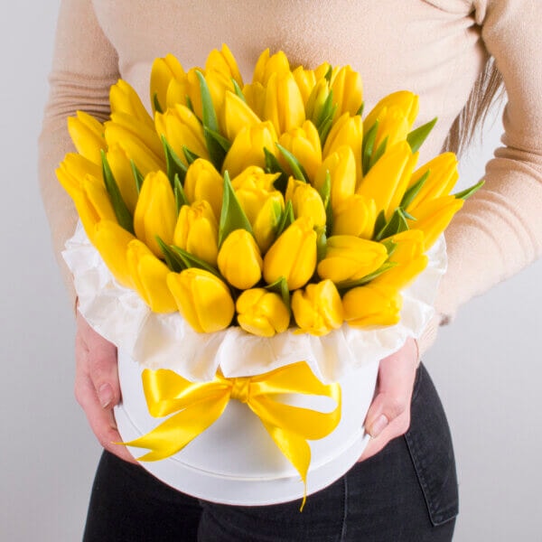 Geltonų tulpių dėžutė gėlės moterims
