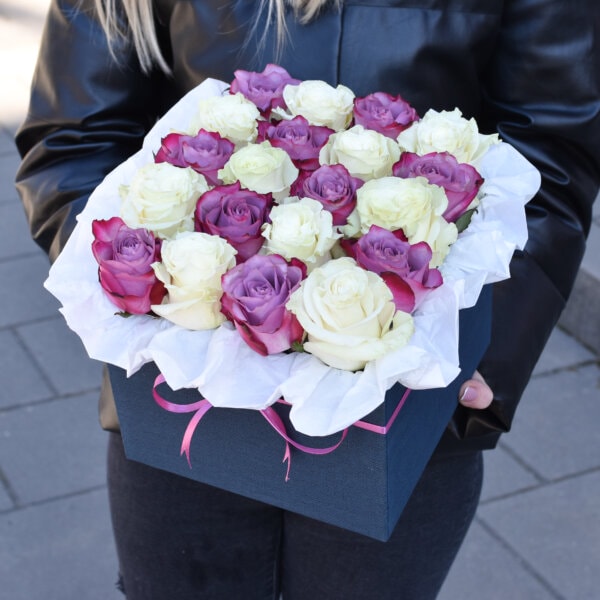 Rožinės ir baltos rožės kvadratinėje dėžutėje merginai