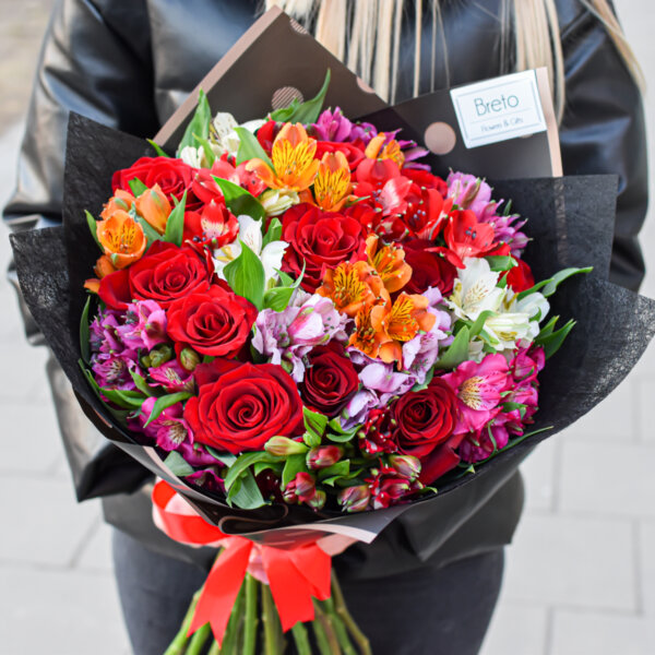Raudonų rožių ir alstromerijų puokštė gimtadienio gėlės