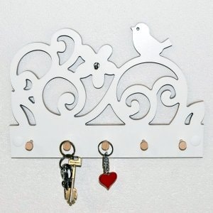 Medinė raktų kabykla su baltais ornamentais