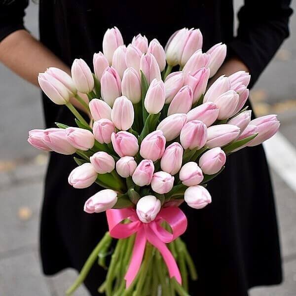 Rožinės tulpės gėlių puokštės