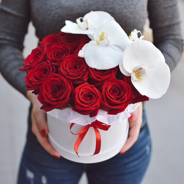 Raudonų rožių ir orichidėjos žiedų dėžutė