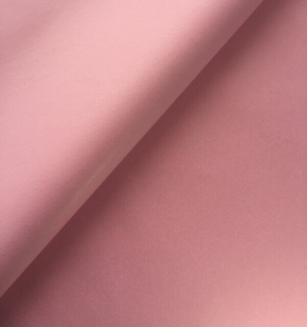Pakavimo priemonės šviesiai rožiniu šilkiniu popieriumi