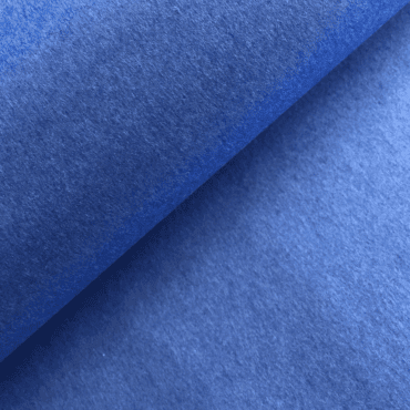 Pakavimo priemonės tamsiai mėlynu šilkiniu popieriumi