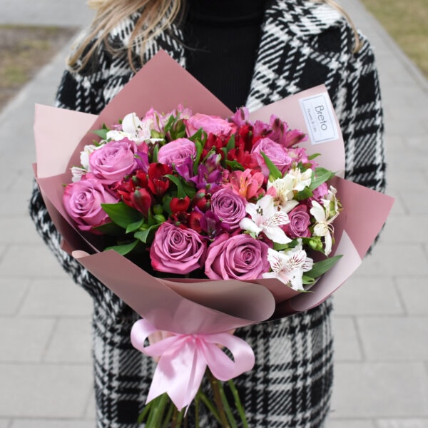 Rožinių rožių ir spalvotų alstromerijų puokštė gimtadienio puokštės