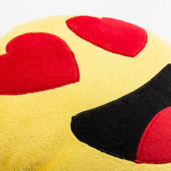 Geltona minkšta pagalvėlė su širdelės formos akytėmis
