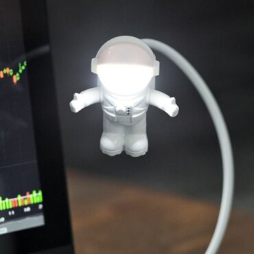 Šviečianti LeD lempa su USB jungtimi Astronautas