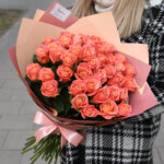 Koralinių rožių puokštė gėlės moteriai