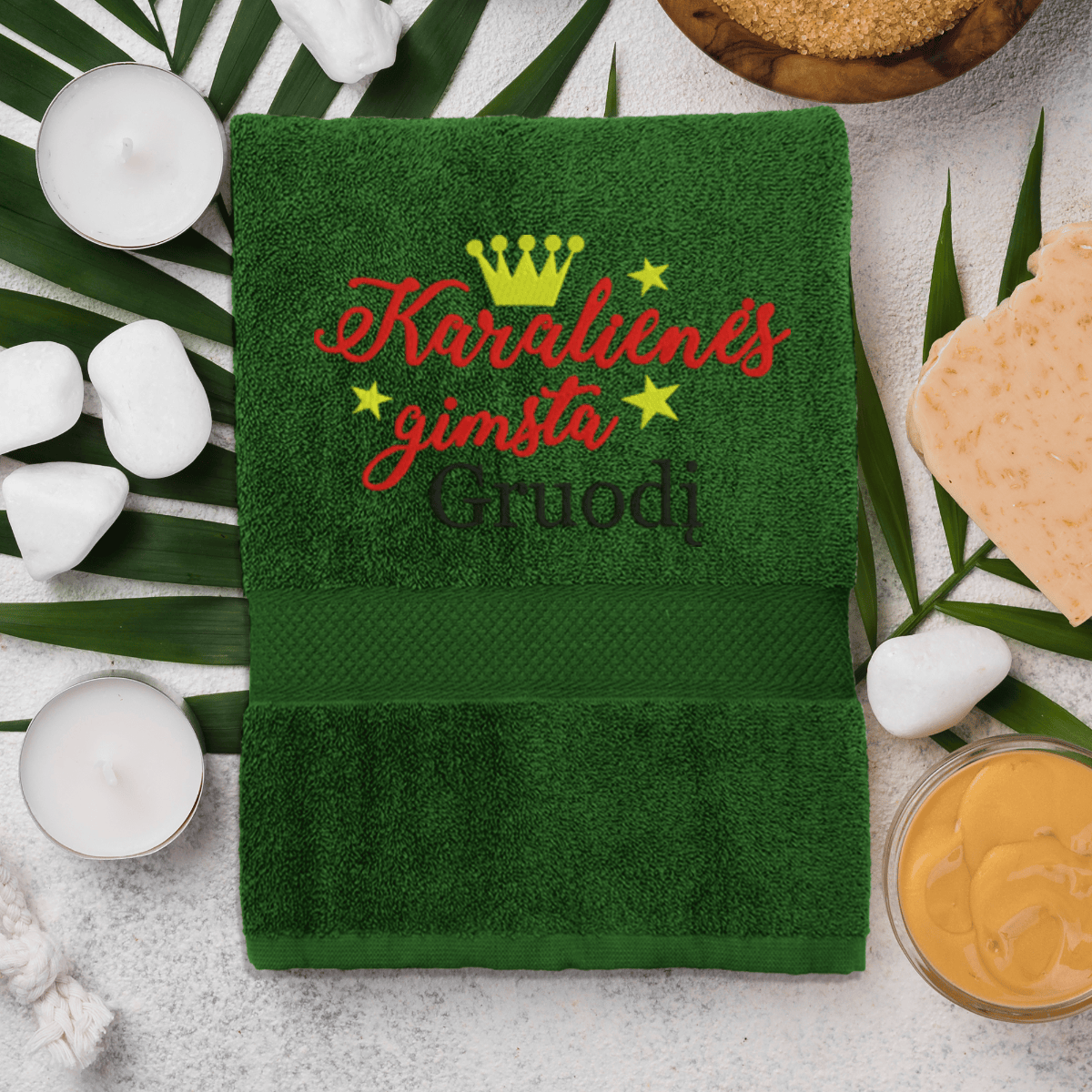 dark-green-ranksluostis-karalienes-gimsta-gruodi-2-1