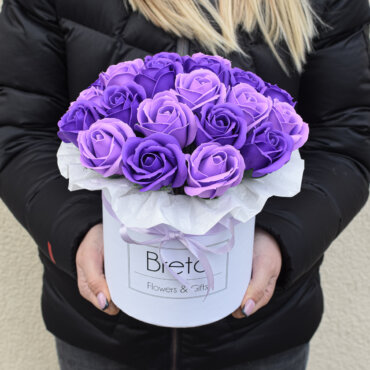 Alyvinių ir violetinių mažų muilo rožių dėžutė gėlės merginai