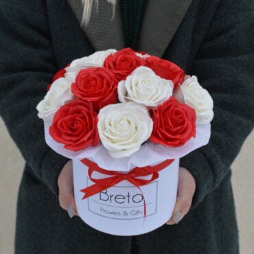Baltų ir raudonų didelių muilo rožių dėžutė gėlės moterims