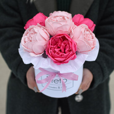Tamsiai ir šviesiai rožinių bijūninių muilo gėlių dėžutė dovanos draugei