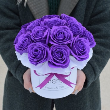 Violetinių didelių muilo rožių dėžutė gėlės moteriai