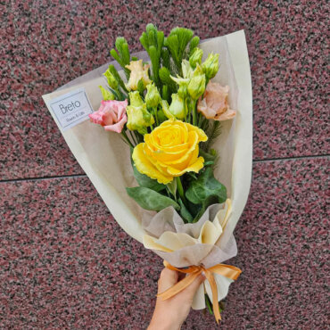 Maža gėlių puokštė su geltona rože, eustoma ir eukaliptu