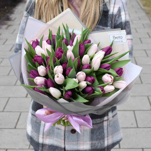 Rožinės ir violetinės tulpės puokštėje gimtadienio gėlės