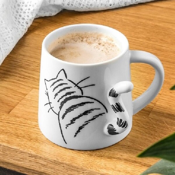 Iškilusi kačiuko uodega ant puodelio