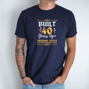 Unisex marškinėliai su spauda „Built 40 years ago“