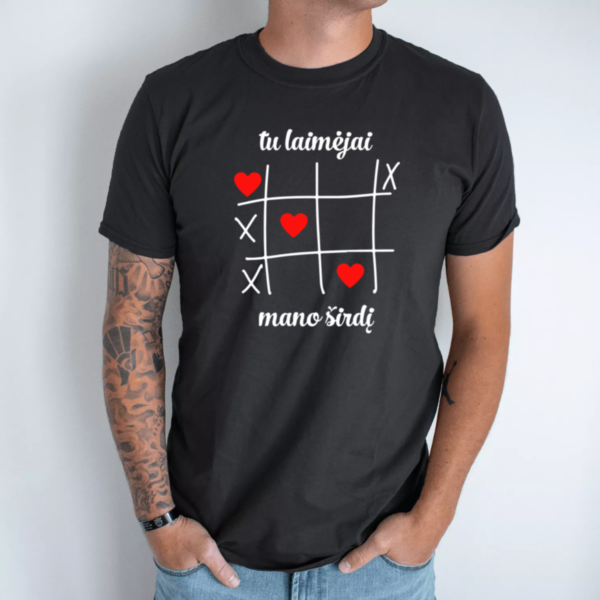 juoda-unisex-marskineliai-su-spauda-laimejai