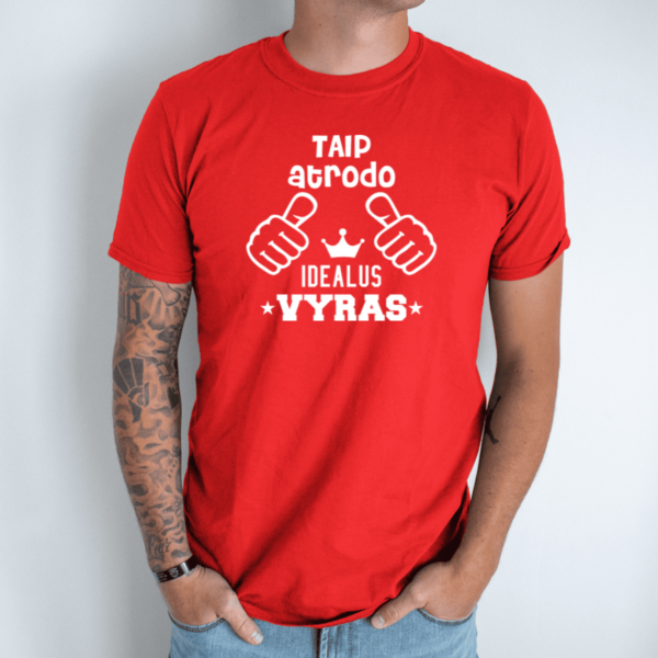 raudona-unisex-marskineliai-su-spauda-taip-atrodo-idealus-vyras