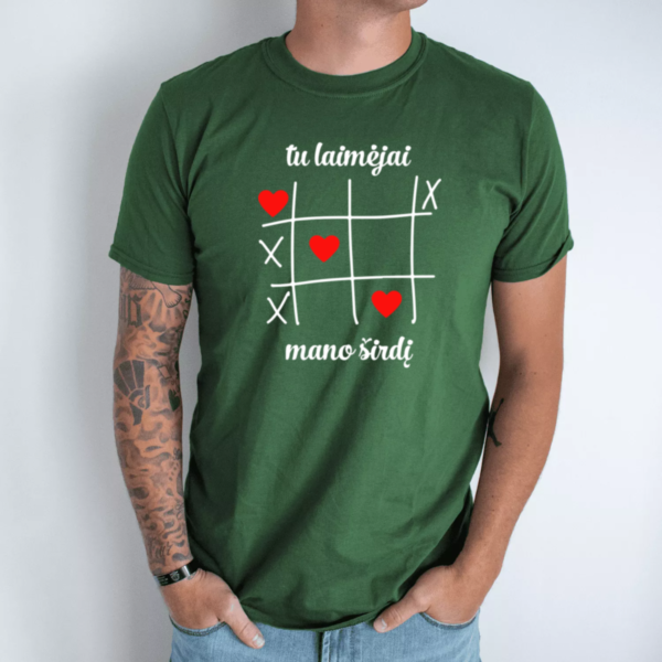 tamsiai-zalia-unisex-marskineliai-su-spauda-laimejai