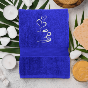 blue-ranksluostis-kavos-puodelis