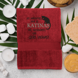 bordo-ranksluostis-katinas