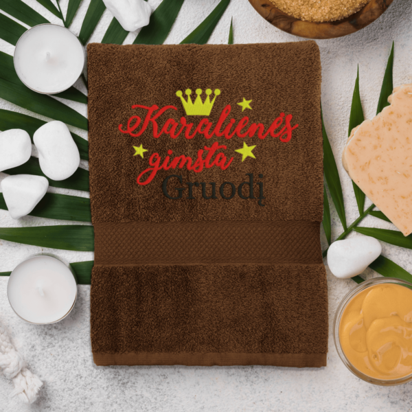 brown-ranksluostis-karalienes-gimsta-gruodi-2