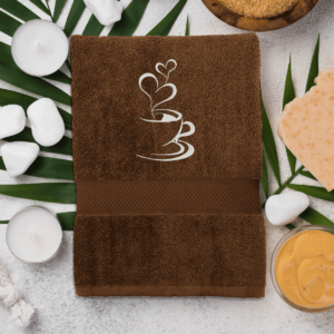 brown-ranksluostis-kavos-puodelis