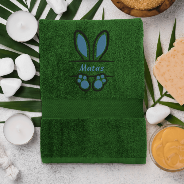 dark-green-ranksluostis-ausytes-berniuko-vardas