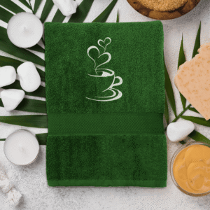 dark-green-ranksluostis-kavos-puodelis