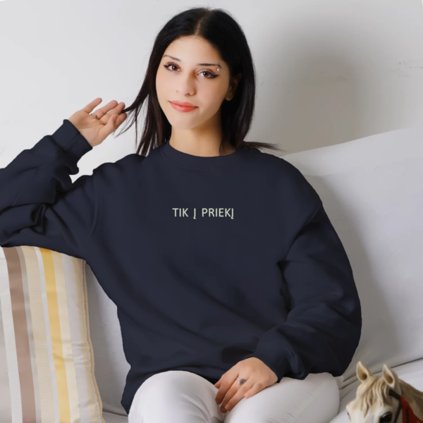 tamsiai-melyna-